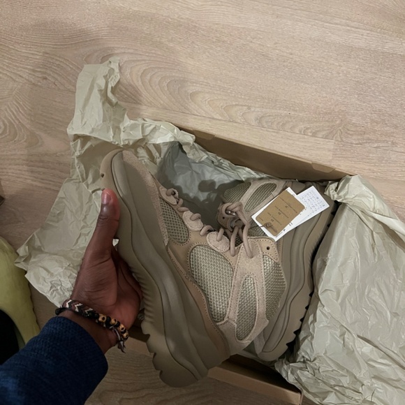 Yeezy Boost DSRT - Picture 2 of 5